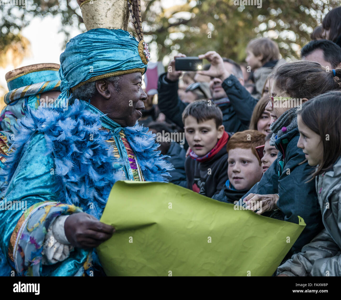 Barcelone, Catalogne, Espagne. 5e Jan, 2016. Le Roi Balthazar fait son chemin à travers des milliers d'enfants la collecte de cartes avec don souhaits comme le rois mages arrivent dans le Port de Barcelone. Credit : Matthias Rickenbach/ZUMA/Alamy Fil Live News Banque D'Images