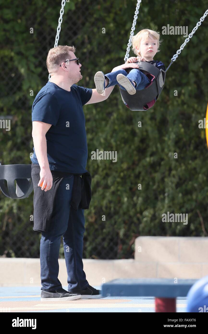 James Corden joue avec son fils Max au parc avec : James Corden, Max Corden Où : Los Angeles, California, United States Quand : 05 déc 2015 Banque D'Images