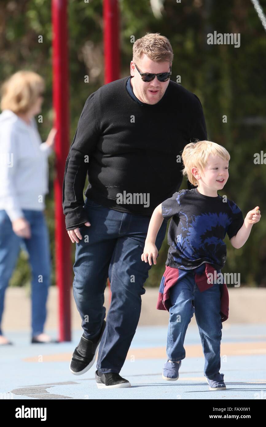 James Corden joue avec son fils Max au parc avec : James Corden, Max Corden Où : Los Angeles, California, United States Quand : 05 déc 2015 Banque D'Images