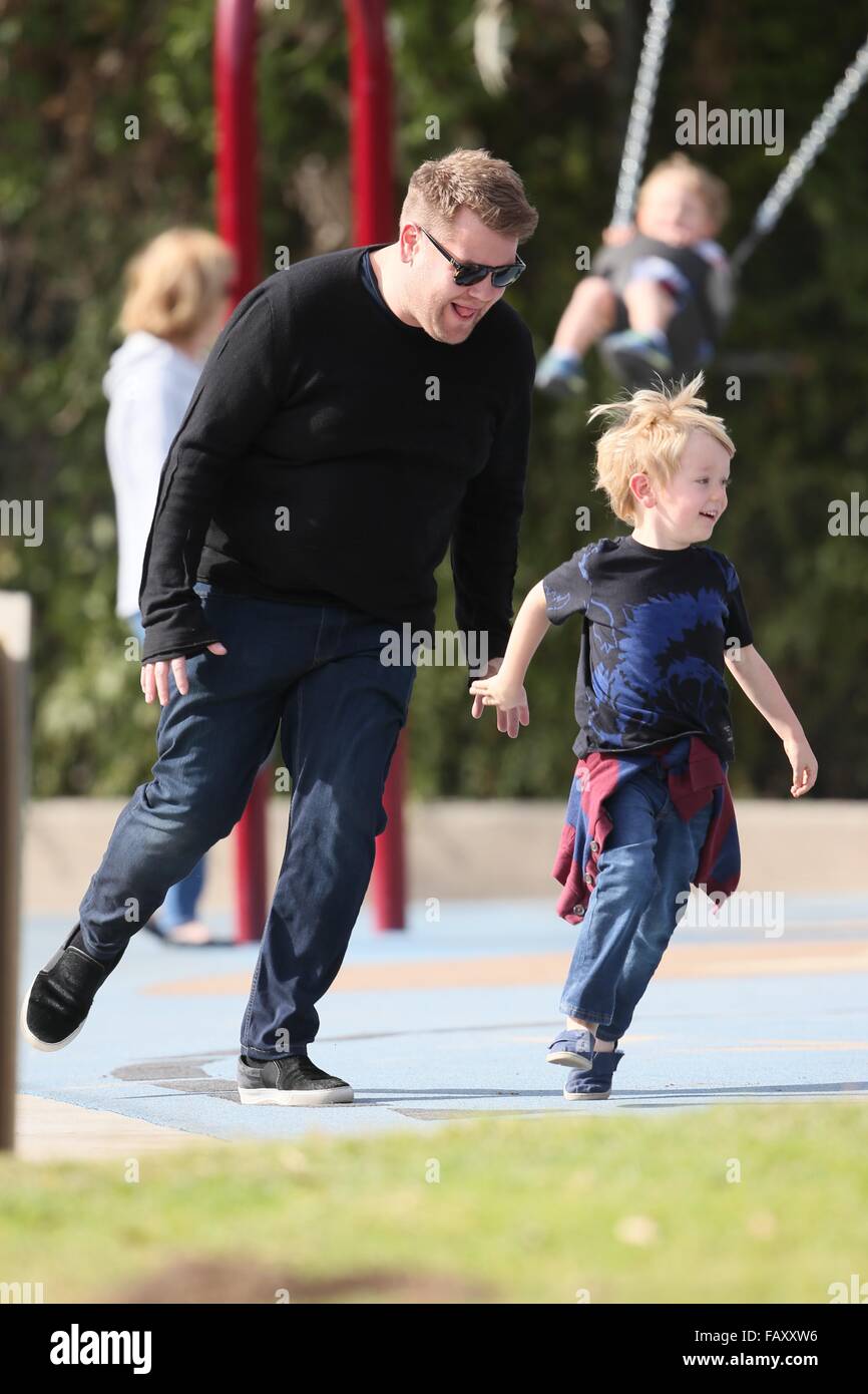 James Corden joue avec son fils Max au parc avec : James Corden, Max Corden Où : Los Angeles, California, United States Quand : 05 déc 2015 Banque D'Images