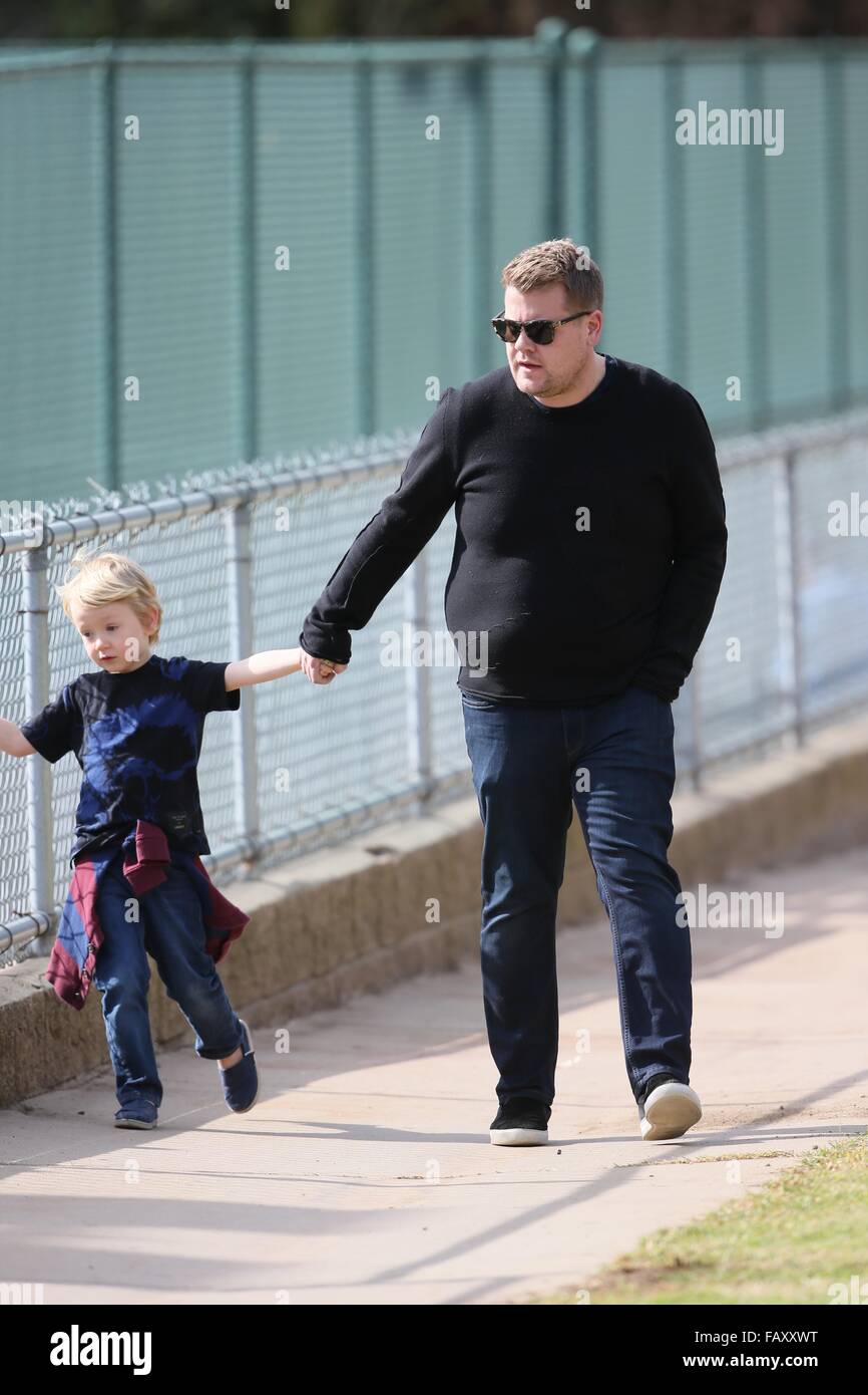 James Corden joue avec son fils Max au parc avec : James Corden, Max Corden Où : Los Angeles, California, United States Quand : 05 déc 2015 Banque D'Images