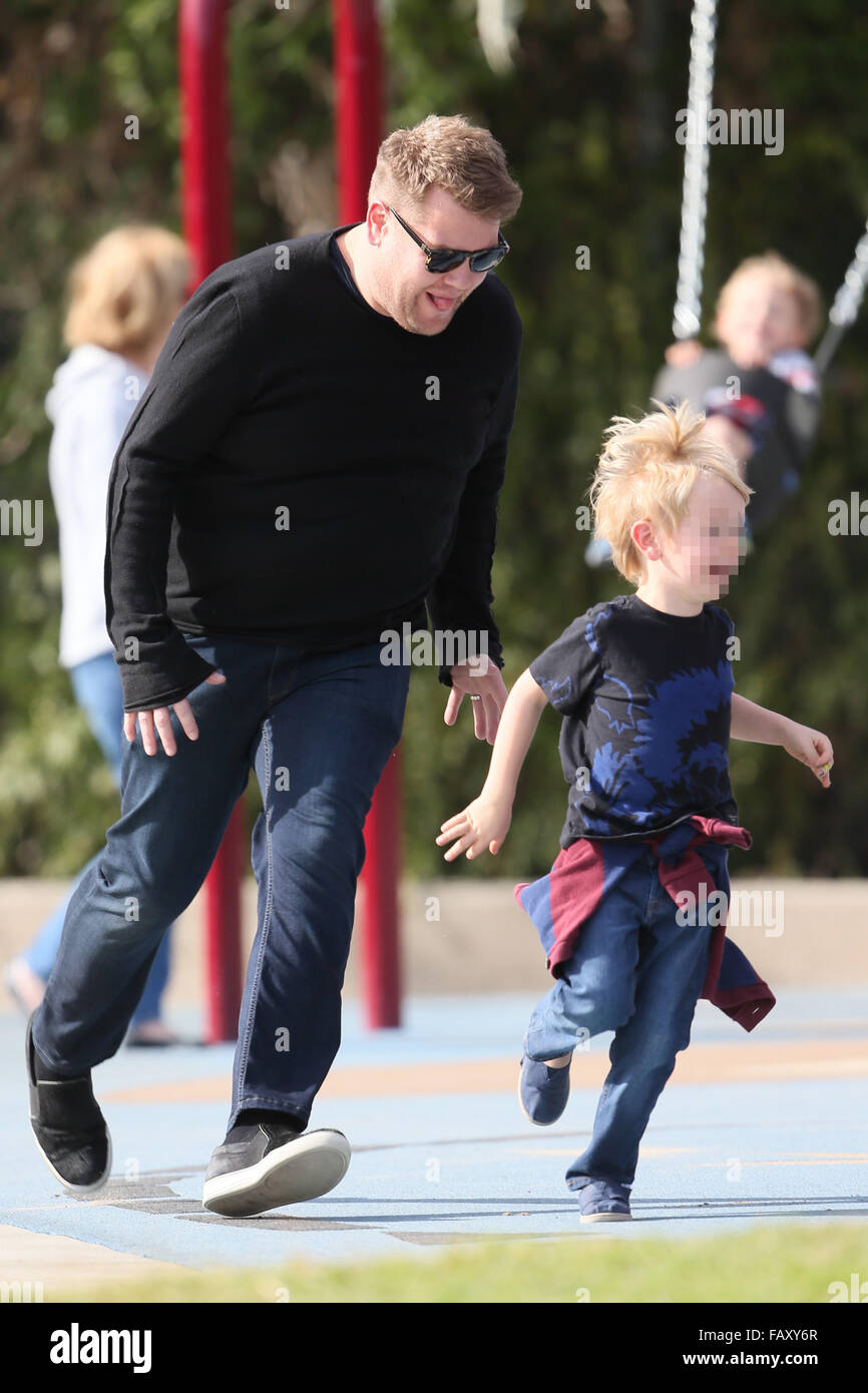 James Corden joue avec son fils Max au parc avec : James Corden, Max Corden Où : Los Angeles, California, United States Quand : 05 déc 2015 Banque D'Images