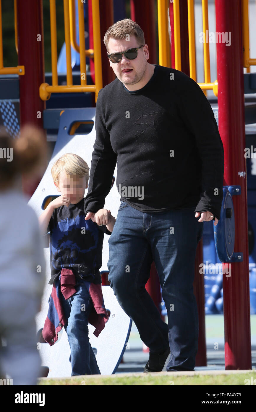 James Corden joue avec son fils Max au parc avec : James Corden, Max Corden Où : Los Angeles, California, United States Quand : 05 déc 2015 Banque D'Images