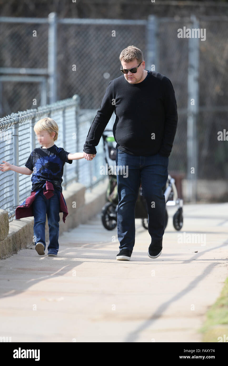 James Corden joue avec son fils Max au parc avec : James Corden, Max Corden Où : Los Angeles, California, United States Quand : 05 déc 2015 Banque D'Images