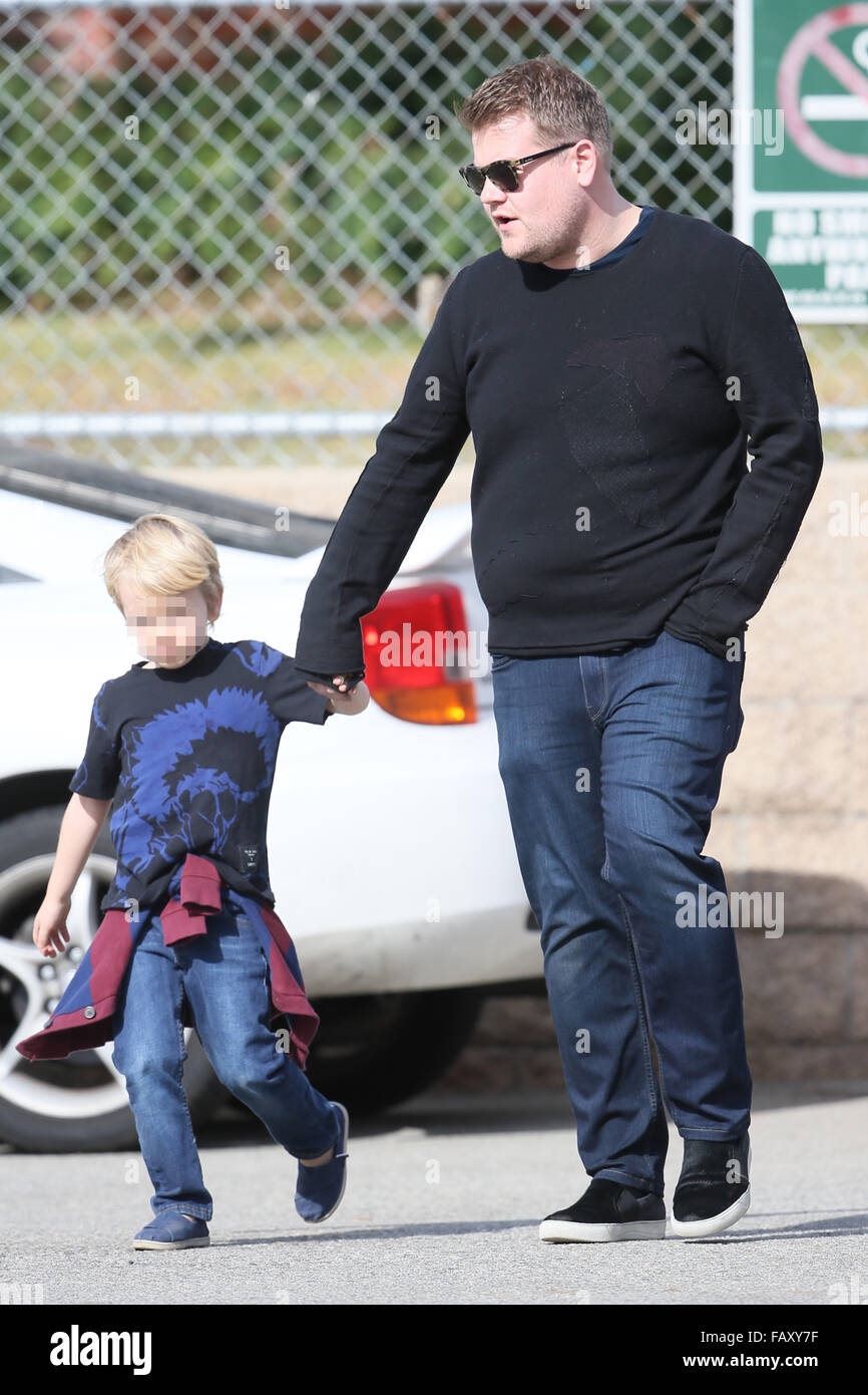 James Corden joue avec son fils Max au parc avec : James Corden, Max Corden Où : Los Angeles, California, United States Quand : 05 déc 2015 Banque D'Images