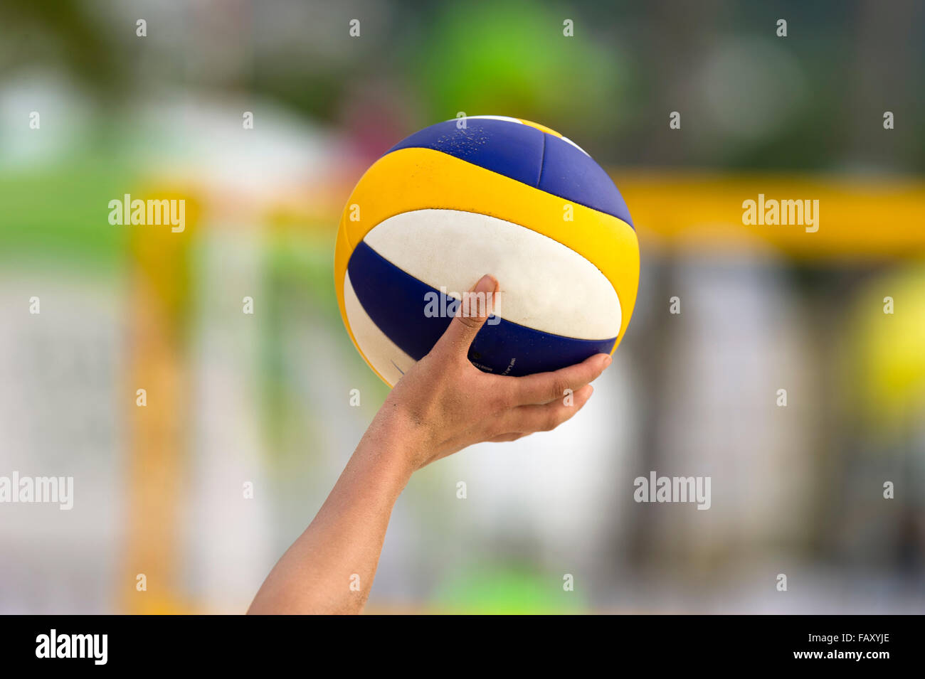 Volley-ball volley-ball est un détenu par un joueur de volley-ball prêt à être servi. Banque D'Images