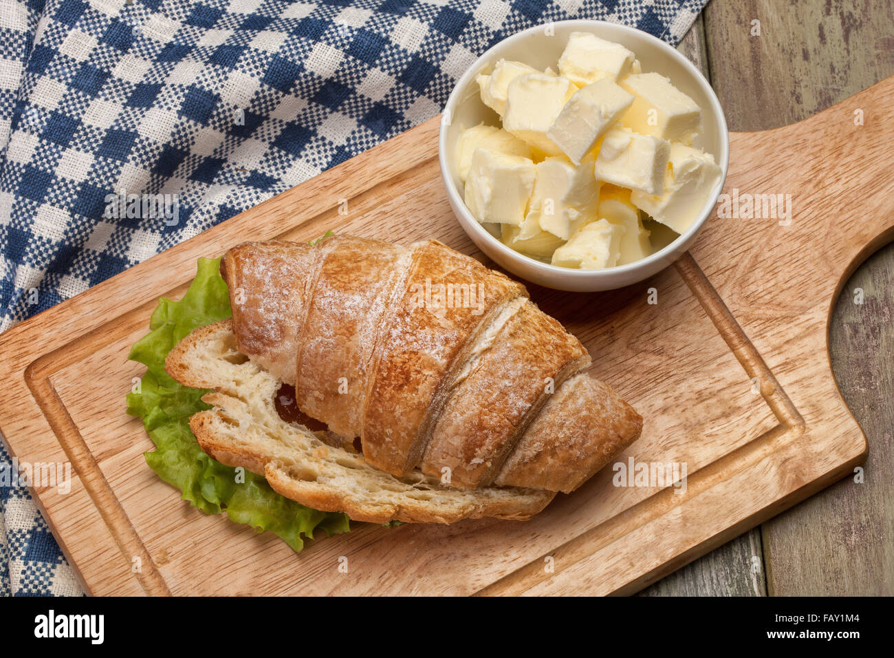 Produit alimentaire mangeable manger du pain beurre de cuisine vaisselle de table de petit-déjeuner studio canvas close up pays rural en bois de style de vie Banque D'Images