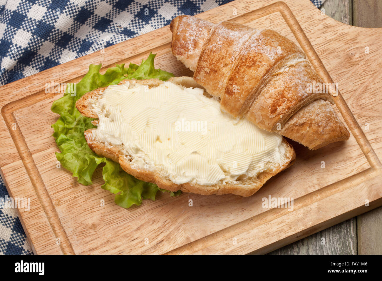 Produit alimentaire mangeable manger du pain beurre de cuisine vaisselle de table de petit-déjeuner studio canvas close up pays rural en bois de style de vie Banque D'Images