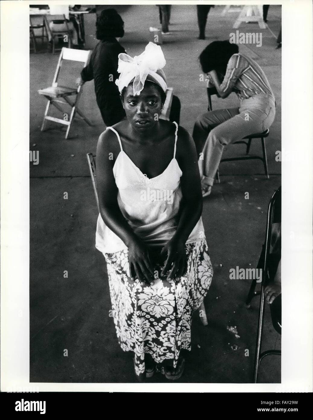 1972 - réfugiés cubains passent leur temps assis la plupart du temps et en attente de traitement. Cette photo a été prise à l'Opa Locka (région de Miami) centre. © Keystone Photos USA/ZUMAPRESS.com/Alamy Live News Banque D'Images