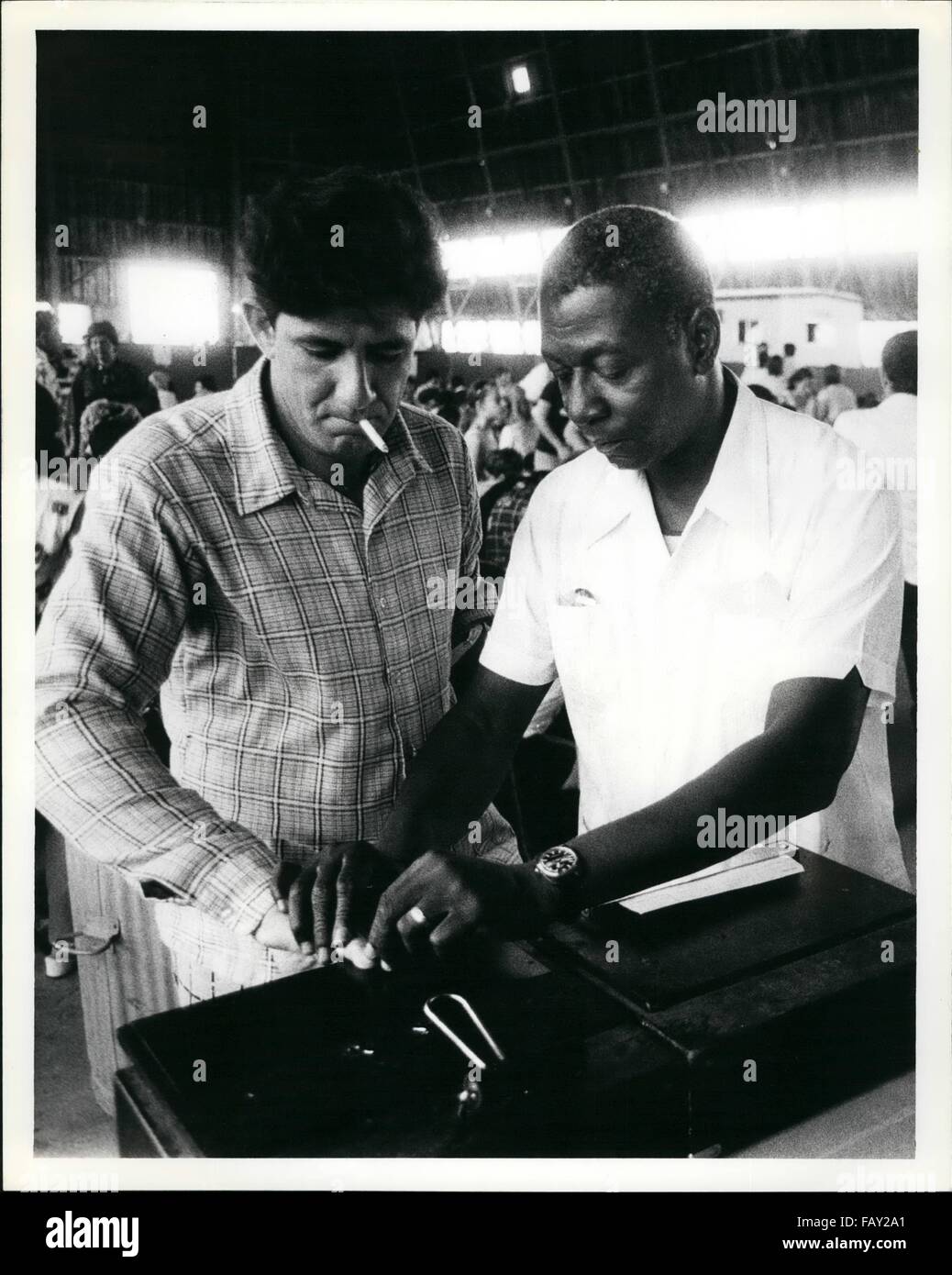 1972 - bénévole pour le service de l'immigration contribue à l'impression de doigt en tant que réfugiés cubains de la routine de traitement de l'OCDP à l'Opa Locka Centre à Miami. © Keystone Photos USA/ZUMAPRESS.com/Alamy Live News Banque D'Images