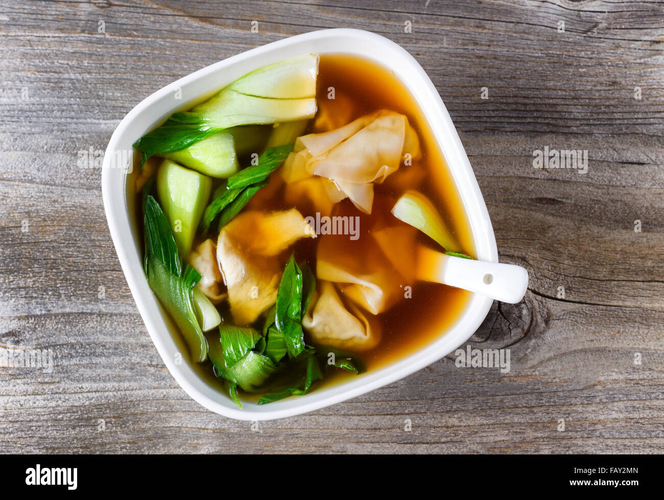 Vue supérieure de la soupe gratuite chinois avec le bok choy sur bois rustique. Banque D'Images