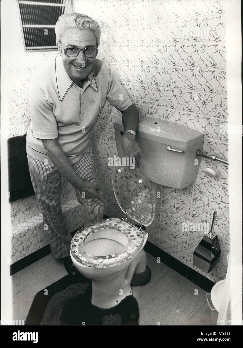 1972 - The Golden Loo : Leonard Poutney Harley Street, le spécialiste de greffe de cheveux va a l'impossible pour protéger son loo ! Leonard a l'un des plus uniques toilettes sièges autour d'aujourd'hui et c'était une grande surprise pour lui quand il a vu d'abord. Le fauteuil s transparent et possède un couvercle attaché à lui, mais l'étonnant, c'est qu'il est couvert, sur tout, dans l'or et l'argent dollars ! La marchandise de fantaisie est un présent d'un millionnaire excentrique Texas oil, qui avait de gros problèmes avec ses cheveux, jusqu'à ce qu'il a découvert Len Pountney. Parce que le texan a été tellement enthousiasmé par sa nouvelle récolte de ha Banque D'Images