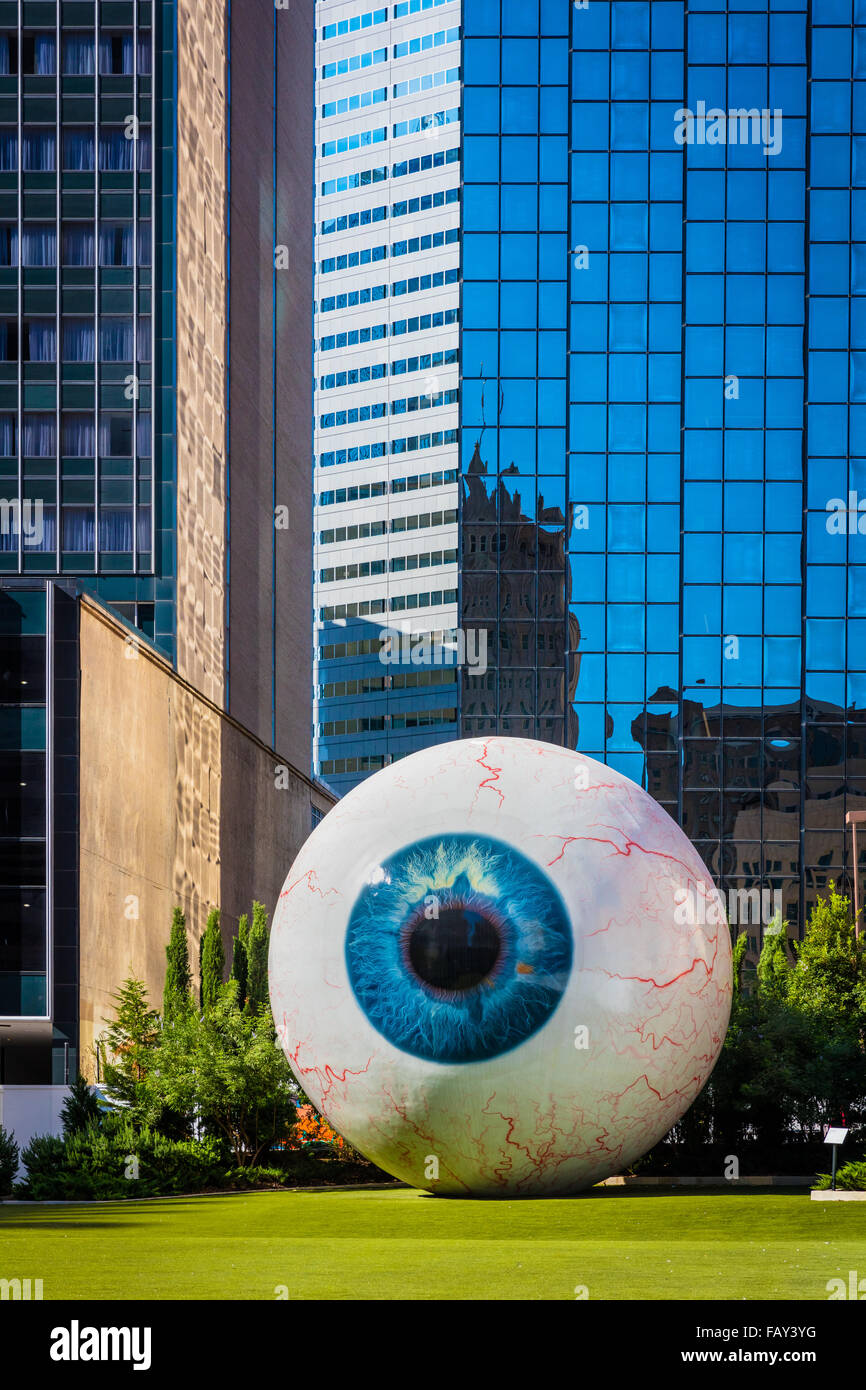 'Oeil', un 30 pieds de hauteur de sculpture de l'artiste contemporain Tony Tasset, dans le centre-ville de Dallas, Texas Banque D'Images