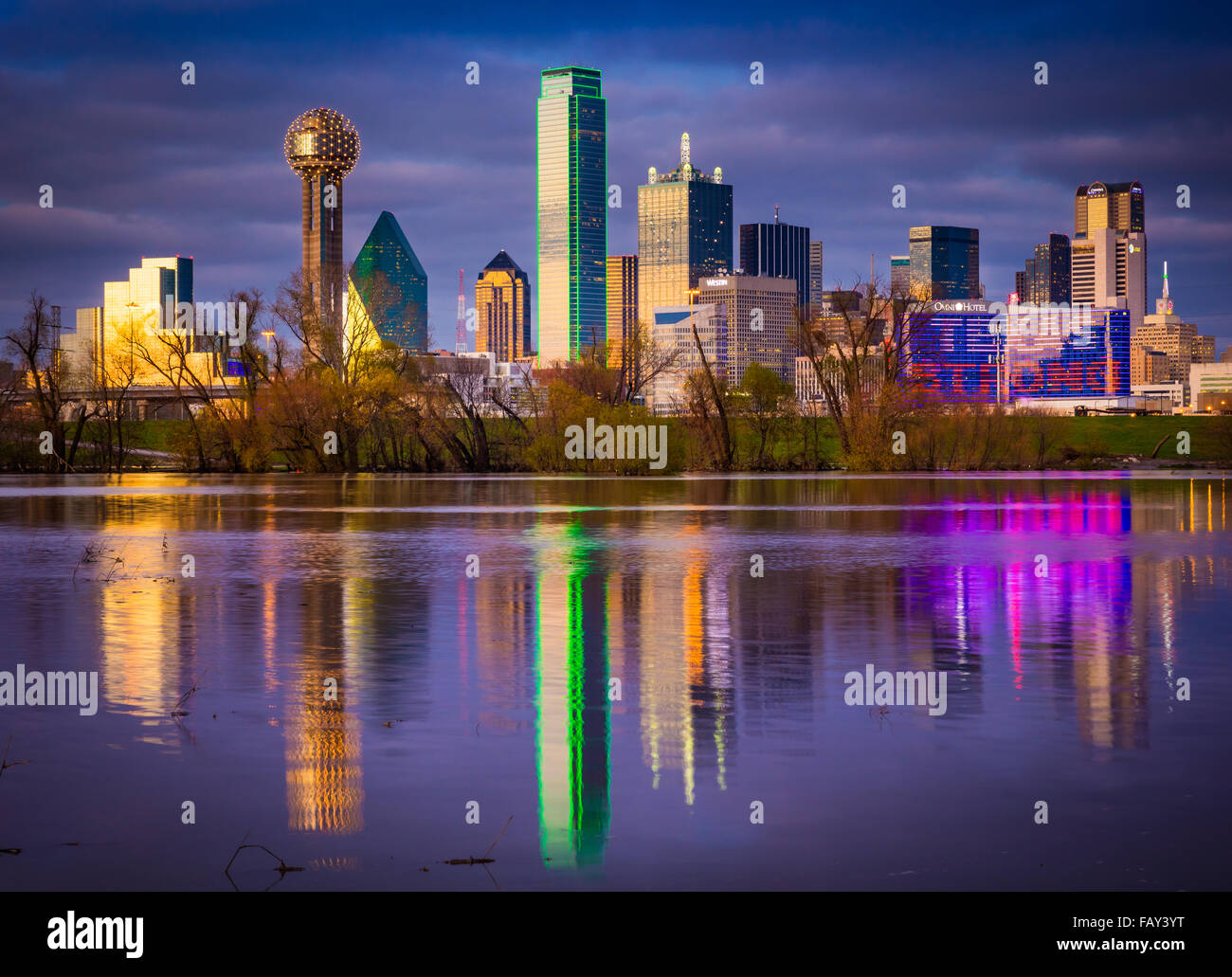 Le centre-ville de Dallas, Texas reflétant dans la rivière de la Trinité Banque D'Images