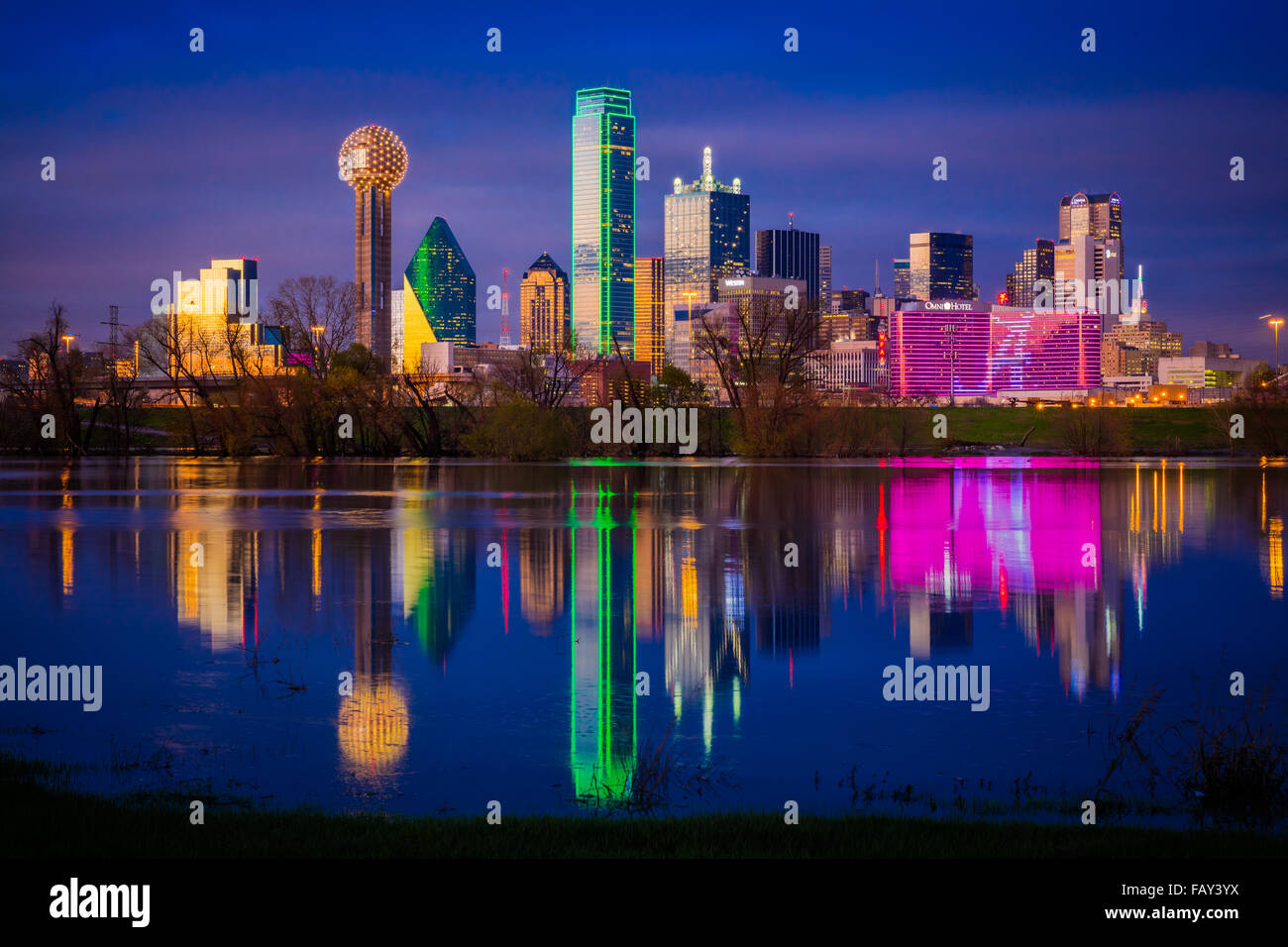 Le centreville de Dallas, Texas reflétant dans la rivière de la