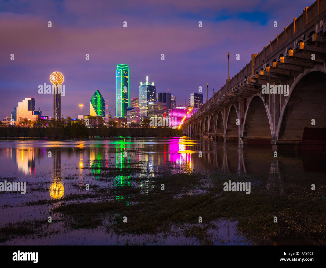 Le centre-ville de Dallas, Texas reflétant dans la rivière de la Trinité Banque D'Images