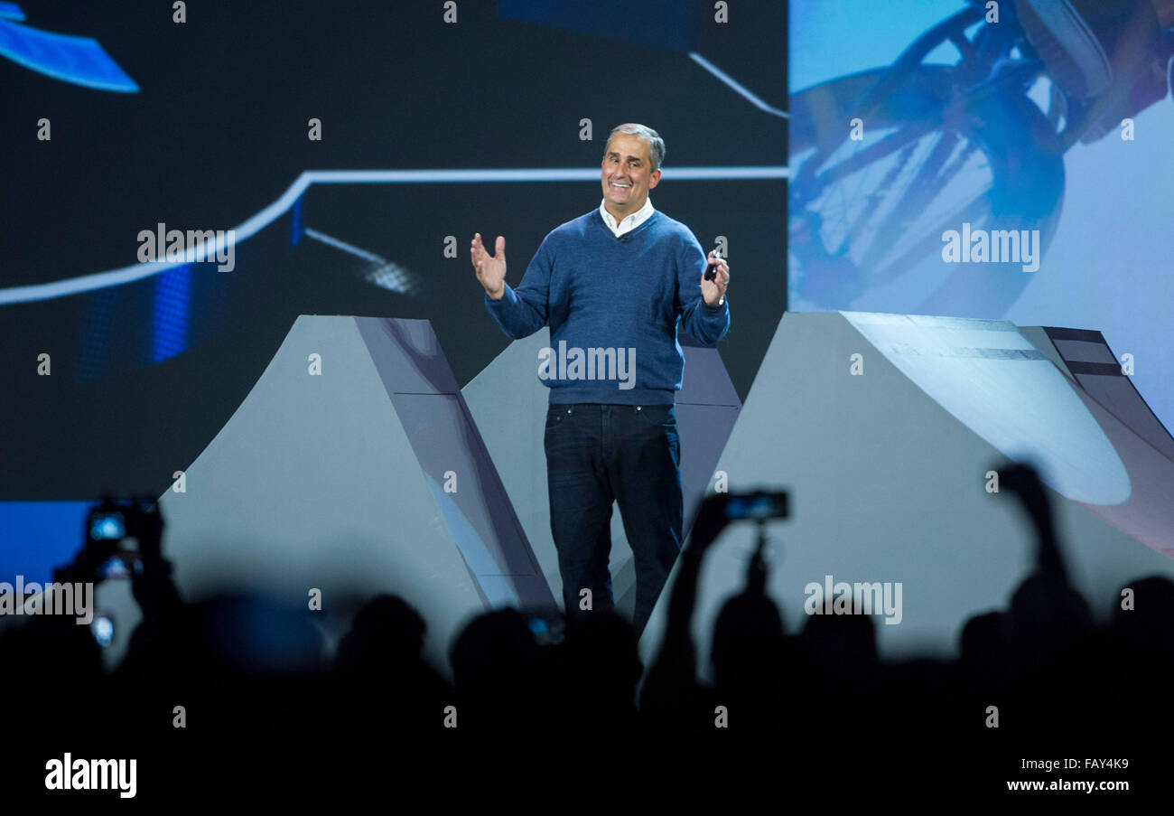 Las Vegas, USA. 5e Jan, 2016. Président-directeur général Brian Krzanich Intel fait un discours au cours de la 2016 Consumer Electronics Show (CES) de Las Vegas, aux États-Unis, le 5 janvier 2016. Crédit : Yang Lei/Xinhua/Alamy Live News Banque D'Images