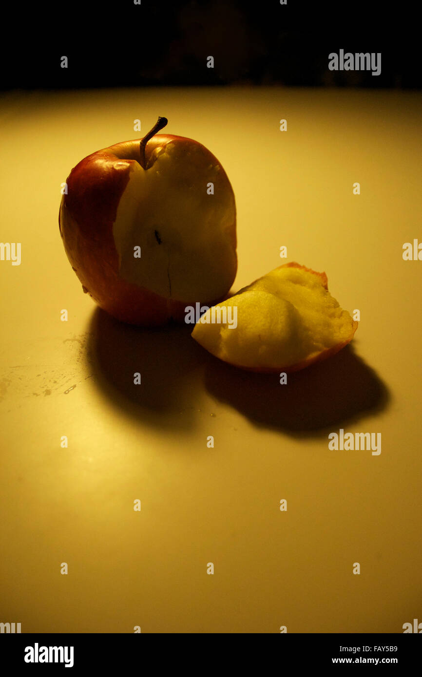 Une pomme rouge endommagés. Banque D'Images