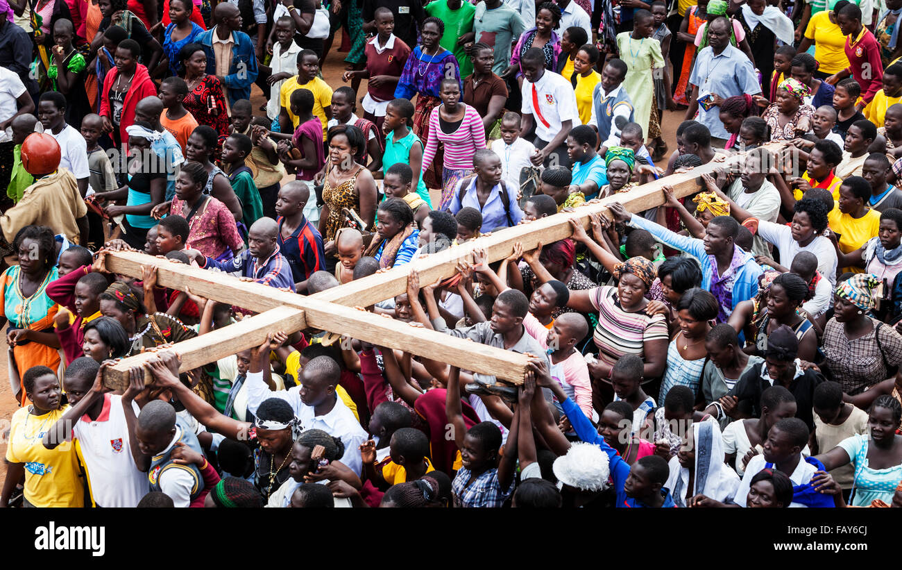 Des milliers de personnes se rassemblent le Vendredi Saint à marcher à travers les rues et de proclamer le don de Dieu ; Gulu, en Ouganda Banque D'Images