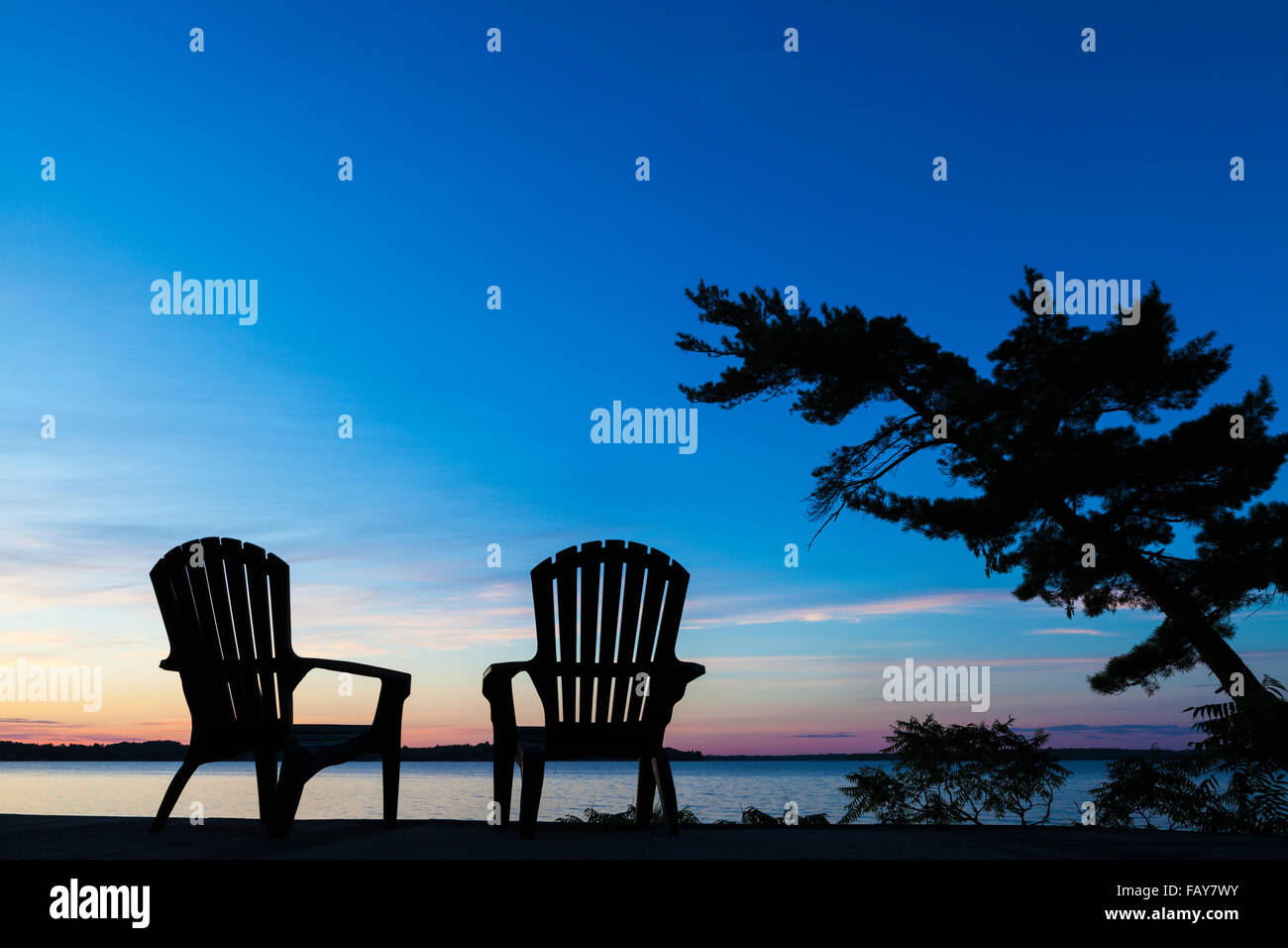 Silhouette de Muskoka chaises et le lac Balsam au lever du soleil ; Ontario, Canada Banque D'Images