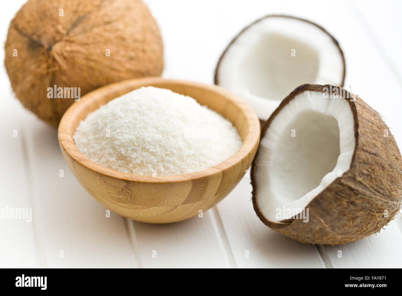 Fromage râpé, noix de coco sur tableau blanc Banque D'Images