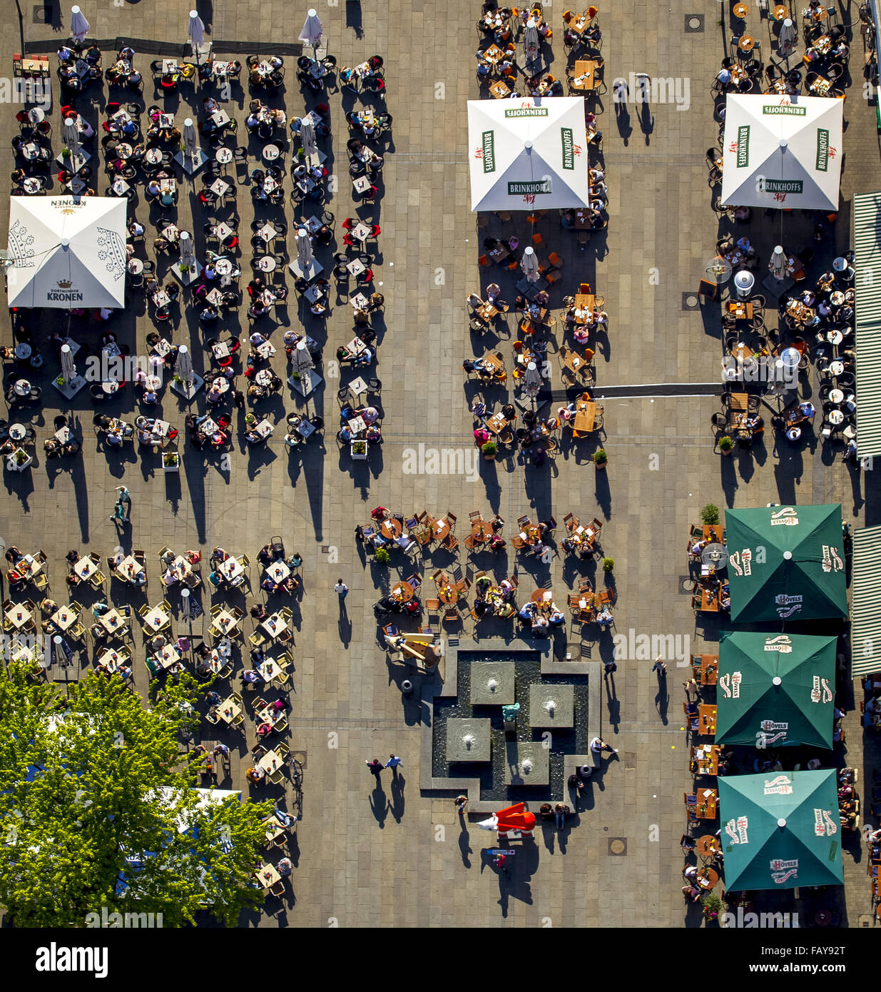 Vue aérienne, coin salon en plein air sur la place Alter Markt Dortmund, tables et chaises, parasol, s'asseoir à l'extérieur pour le déjeuner, Dortmund, Banque D'Images
