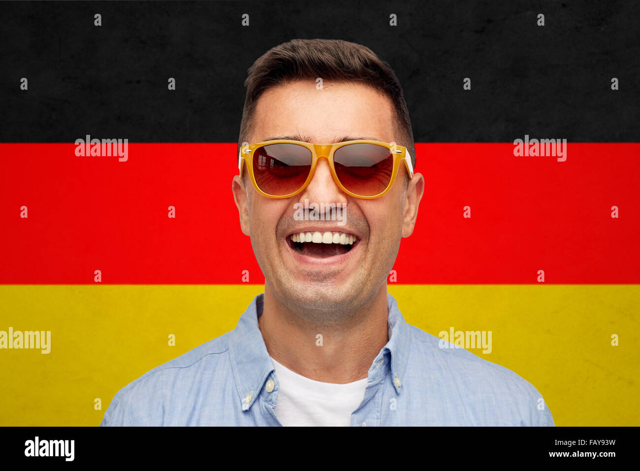 Visage de smiling man in sunglasses sur drapeau allemand Banque D'Images