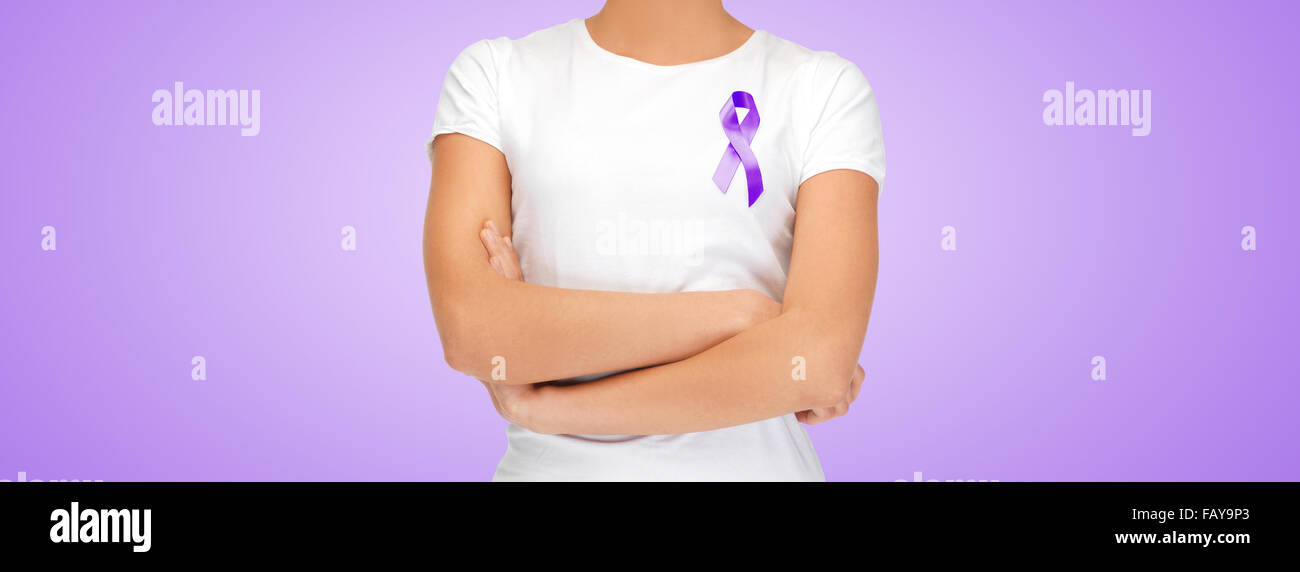 Close up of woman with purple ribbon sensibilisation Banque D'Images