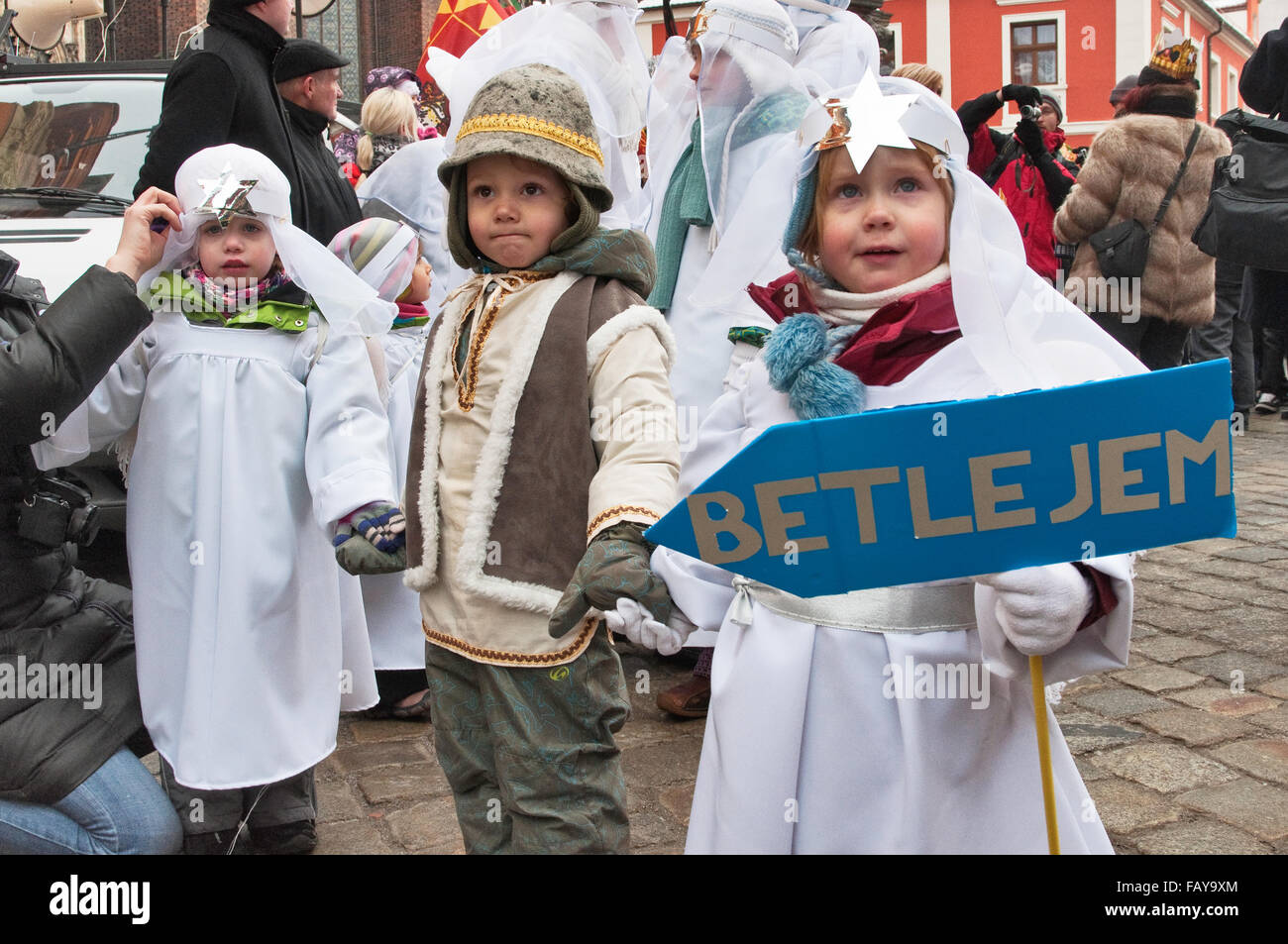 Petit garçon, les filles, l'Épiphanie (trois rois) Maison de procession à Ostrów Tumski Wroclaw, en Basse Silésie, Pologne Banque D'Images