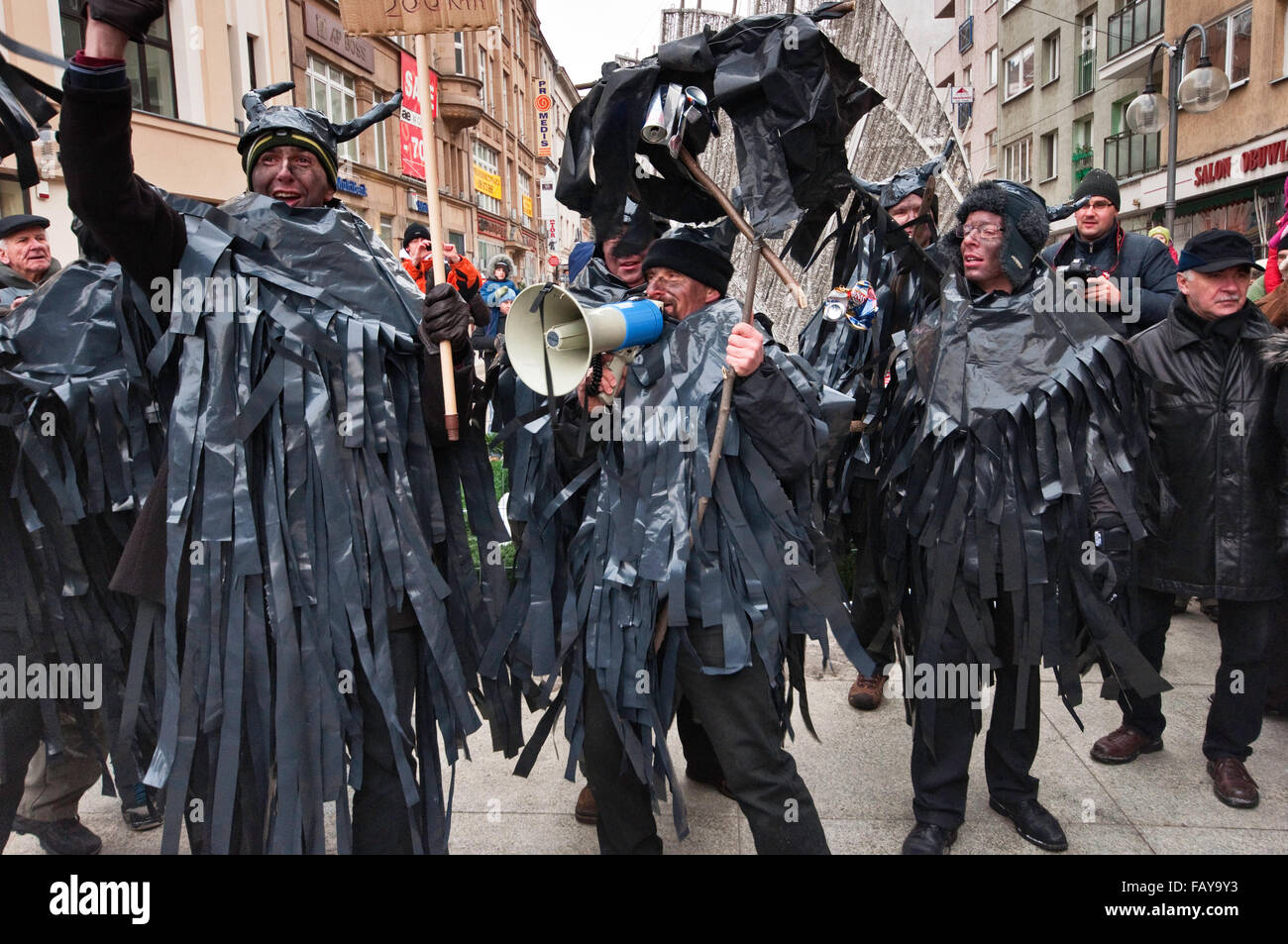 Reenactors comme démons essayant d'arrêter Trois Hommes Sages pour l'Épiphanie Maison de procession en basse Silésie, Wroclaw, Pologne Banque D'Images