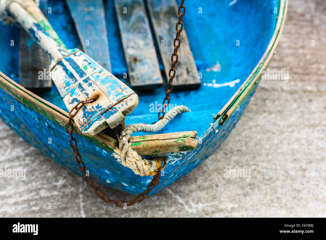 Vieux bateau de pêche en bois bleu défraîchie détail. Tourné avec un focus sélectif Banque D'Images