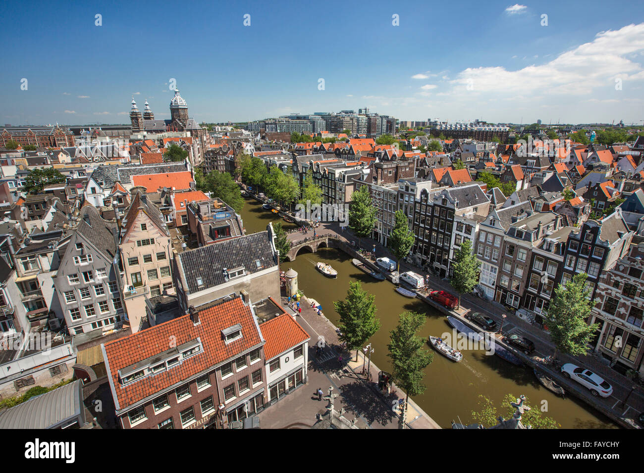 Pays-bas, Amsterdam, Eyriel vue depuis la vieille église Oude Kerk, le canal appelé Oudezijds Voorburgwal Banque D'Images