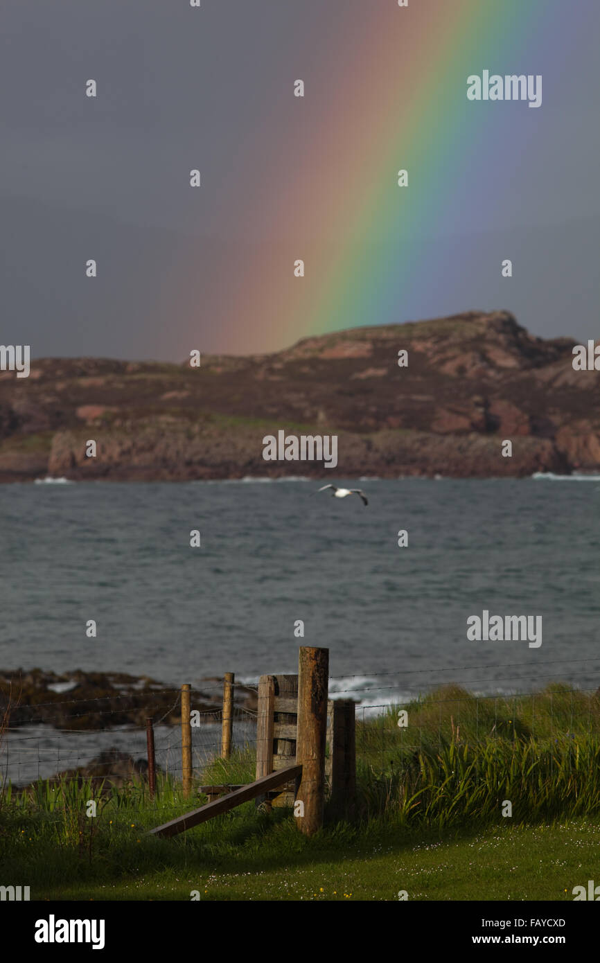 Arc-en-ciel sur Mull. Vue du port romain, Iona à travers le son. Hébrides intérieures. L'Argyll and Bute, côte ouest de l'Écosse. UK. Go. Banque D'Images