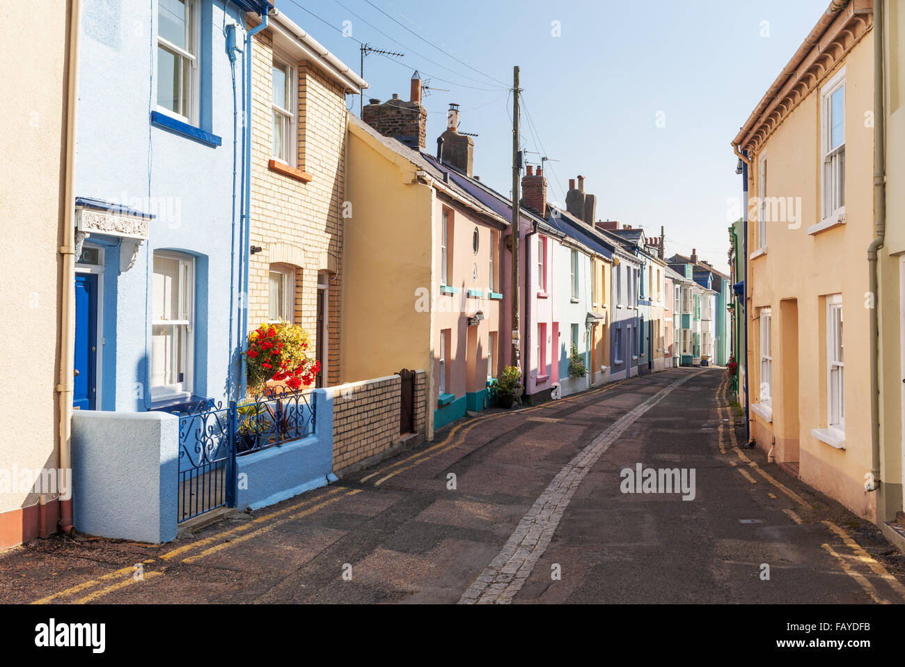 Multicolore, maisons en terrasse dans une rue d'Appledore, North Devon, UK Banque D'Images