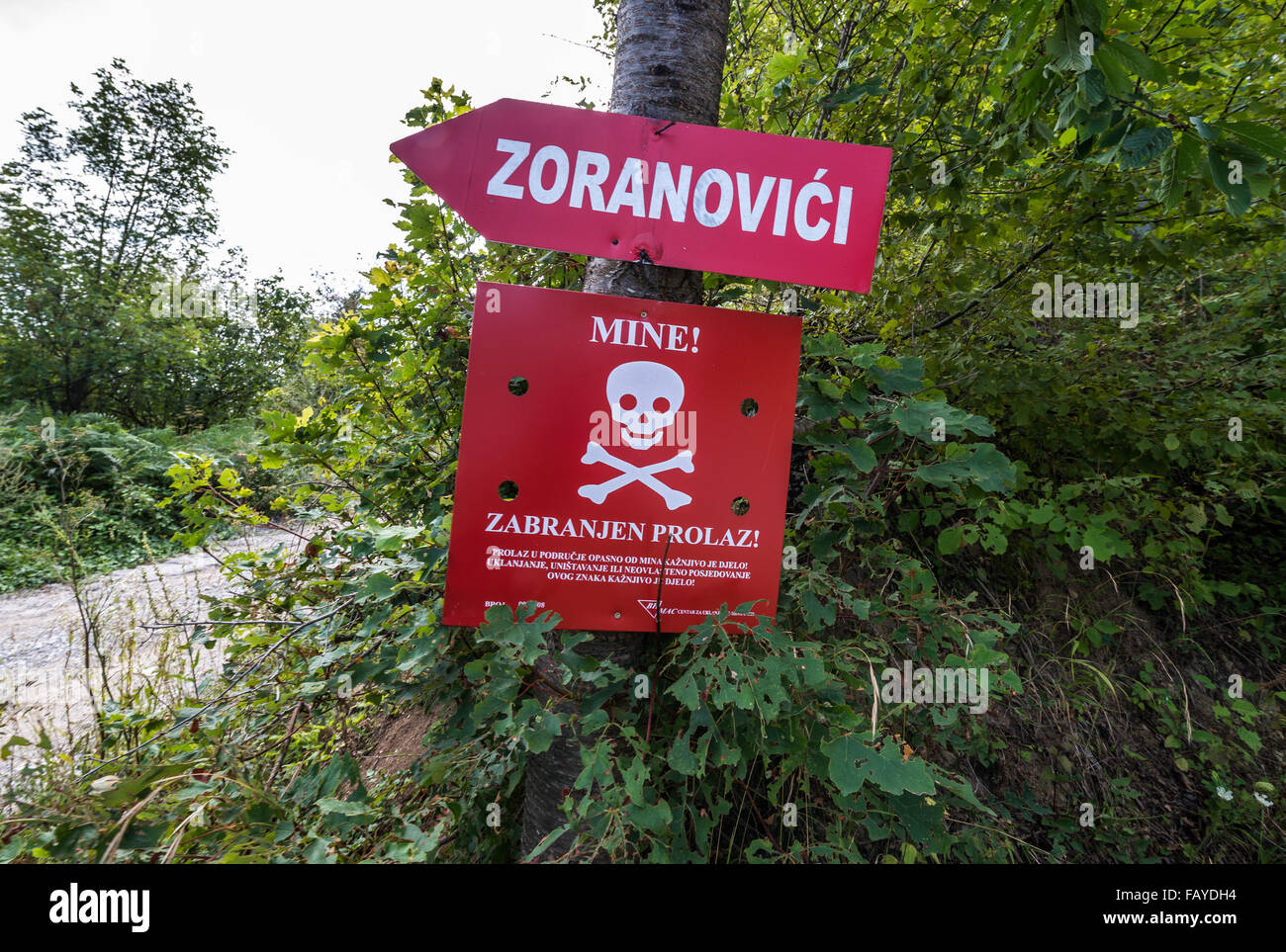 Champ de mines à côté de route près de la ville de Sarajevo, capitale de la Bosnie et Herzégovine Banque D'Images