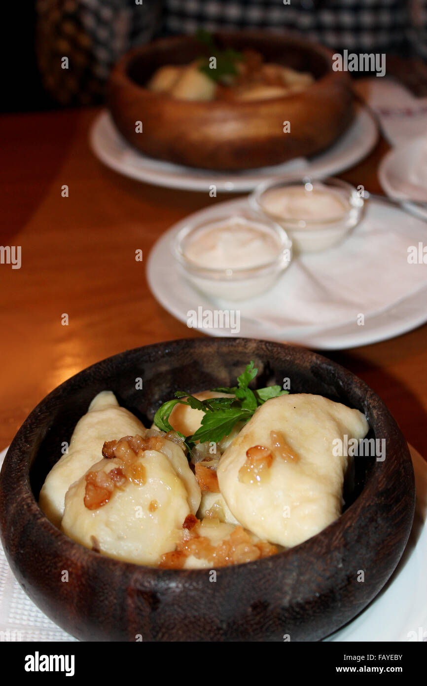 Varenyky avec tranches de bacon frit. Plat slave est la plus répandue dans la cuisine ukrainienne Banque D'Images