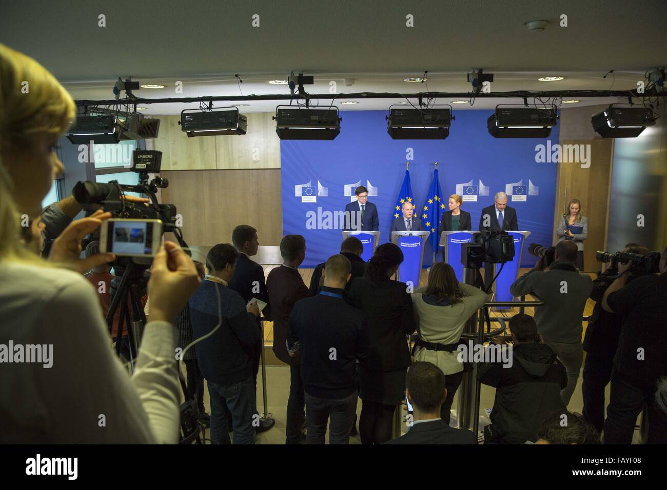 Bruxelles, Belgique. 6 janvier, 2016. (L-R) Ole Schroder, Secrétaire d'Etat parlementaire de l'intérieur du ministère fédéral de l'Allemagne, Morgan Johansson, Ministre de la Justice et de la migration dans le gouvernement suédois, Inger Stojberg Ministre de l'Immigration, l'intégration et le Danemark et de logement ce Commissariat Dimitris Avramopoulos, migrations, des affaires intérieures et de citoyenneté au siège de la Commission européenne à Bruxelles, Belgique, le 6 janvier 2016. Credit : ZUMA Press, Inc./Alamy Live News Banque D'Images