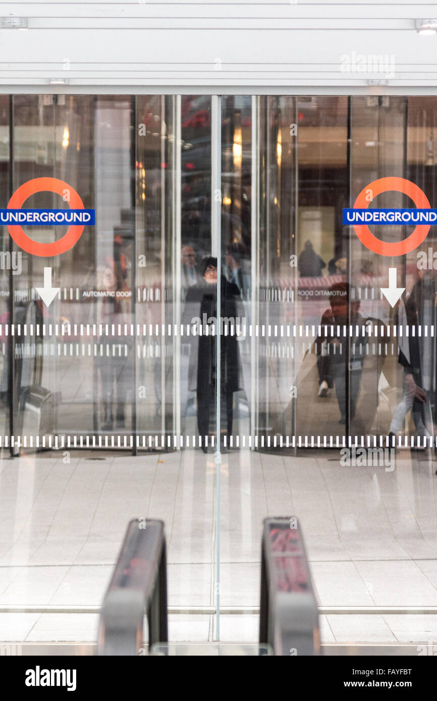 Réflexions des navetteurs sont vus à la station London Bridge sur le métro de Londres. Banque D'Images