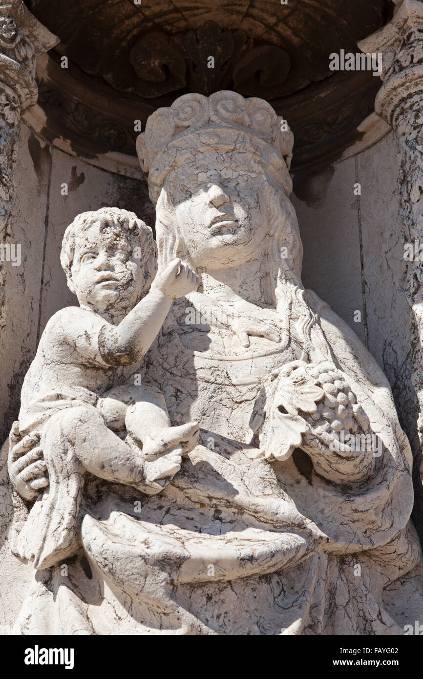 Vierge Marie et l'Enfant Jésus statue à la Tour de Belem (Torre de Belem) dans le quartier de Belem au bord de Lisbonne, Portugal. Banque D'Images