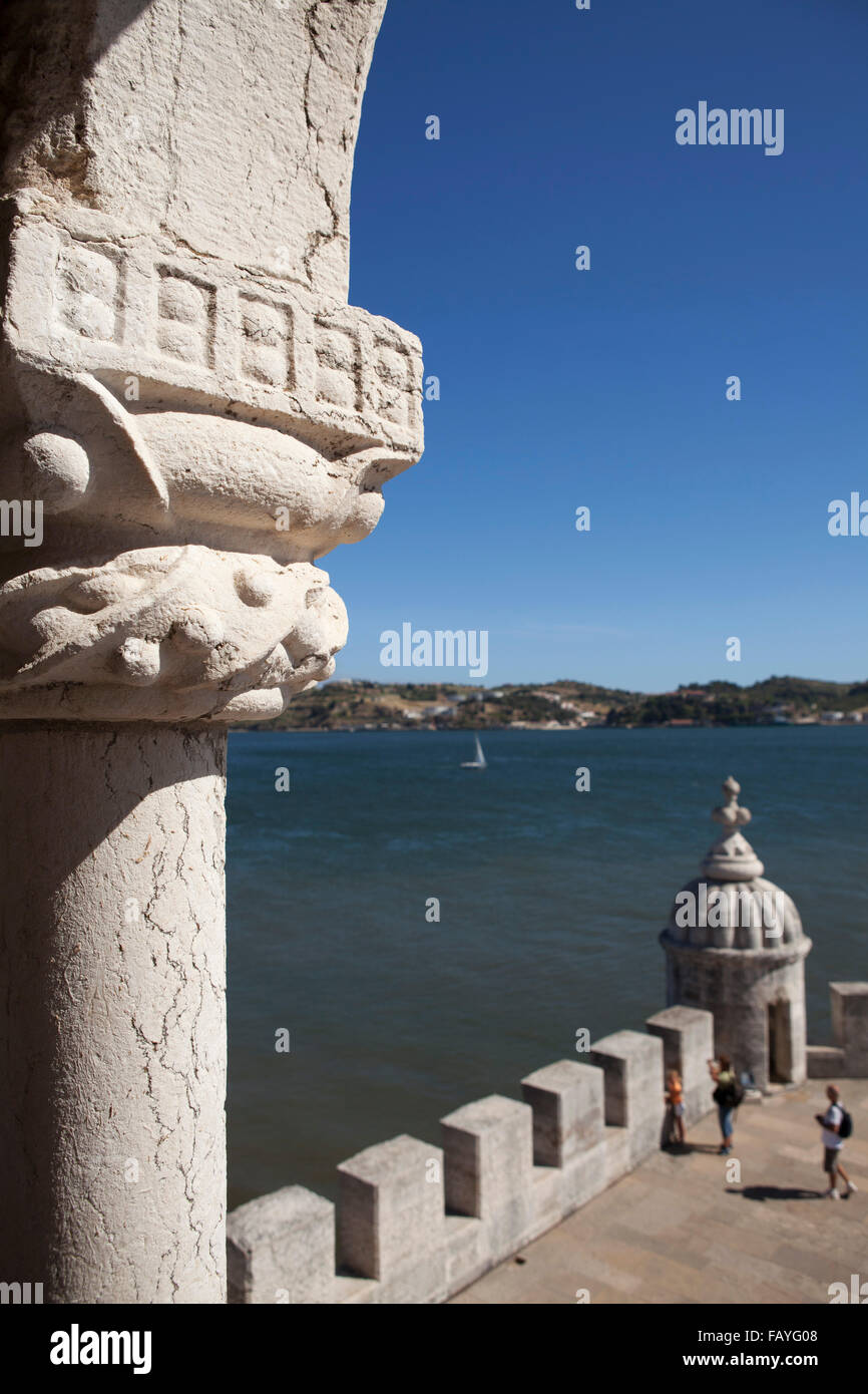 Une vue sur le Tage, de la Tour de Belem (Torre de Belem) dans le quartier de Belem au bord de Lisbonne, Portugal. Banque D'Images
