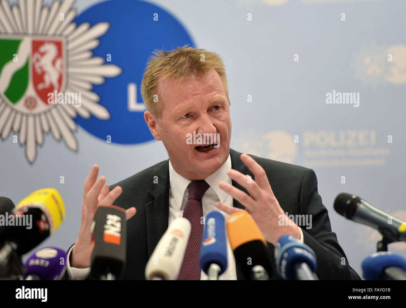 Düsseldorf, Allemagne. 06 Jan, 2016. Le ministre de l'intérieur de la Rhénanie-du-Ralf Jaeger (SPD) répond à des questions au cours d'une conférence de presse à Düsseldorf, Allemagne, 06 janvier 2016.Lors de la conférence de presse, le ministre a fait part de la bataille contre le cambrioleur mobile les gangs et les incidents de la veille du Nouvel An à Cologne. Photo : MONIKA SKOLIMOWSKA/dpa/Alamy Live News Banque D'Images