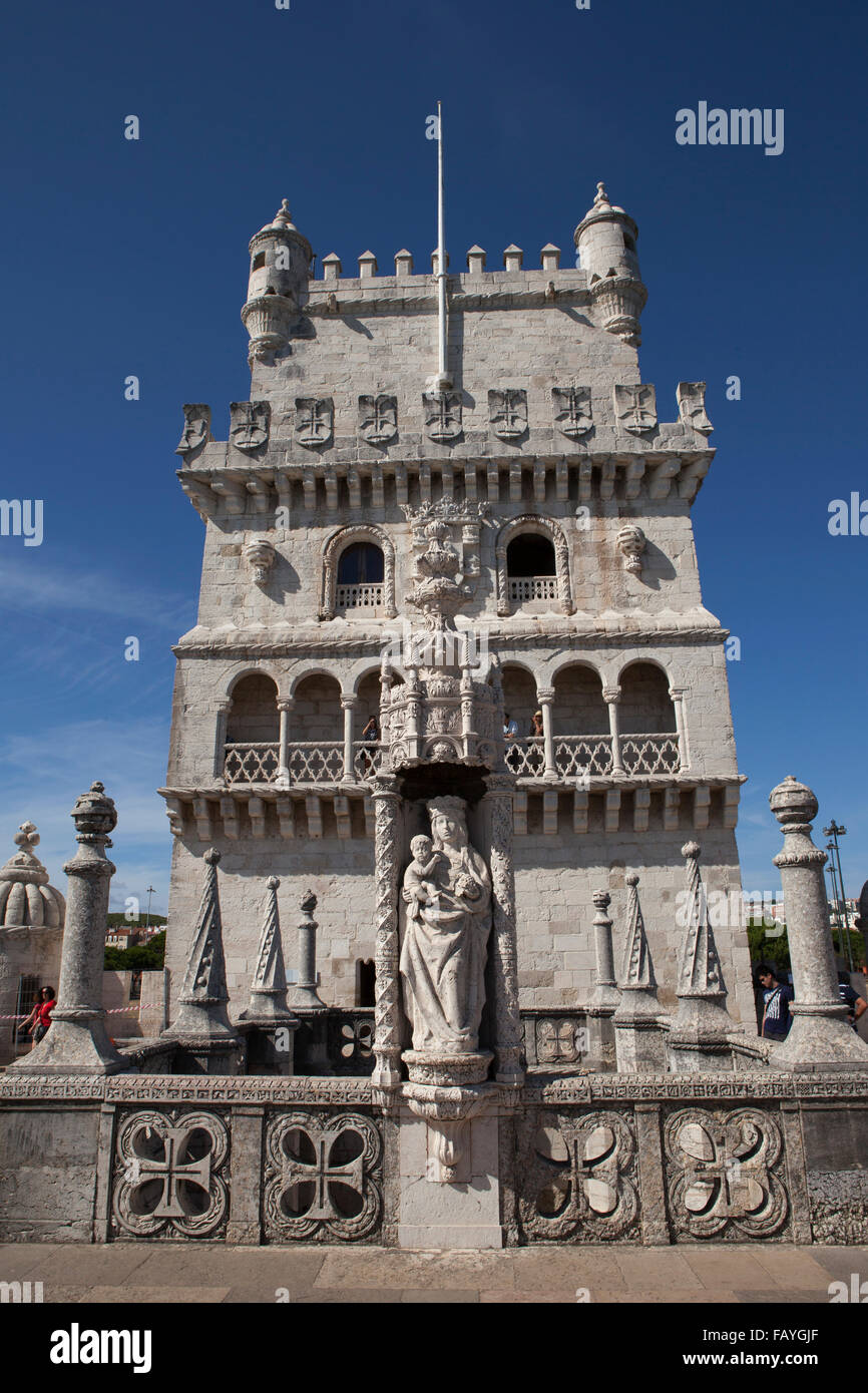 Vierge Marie et l'Enfant Jésus statue à la Tour de Belem (Torre de Belem) dans le quartier de Belem au bord de Lisbonne, Portugal. Banque D'Images