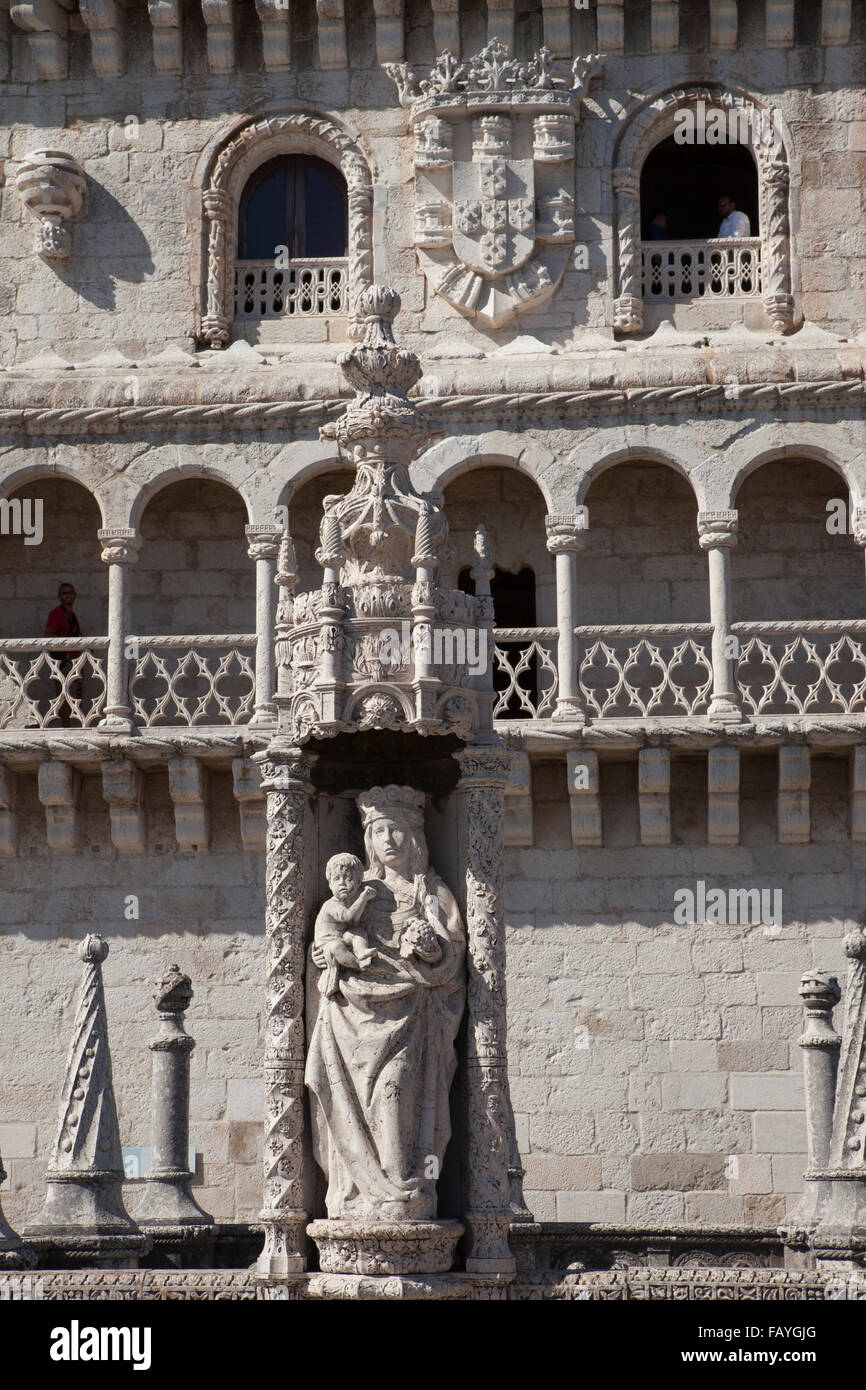 Vierge Marie et l'Enfant Jésus statue à la Tour de Belem (Torre de Belem) dans le quartier de Belem au bord de Lisbonne, Portugal. Banque D'Images