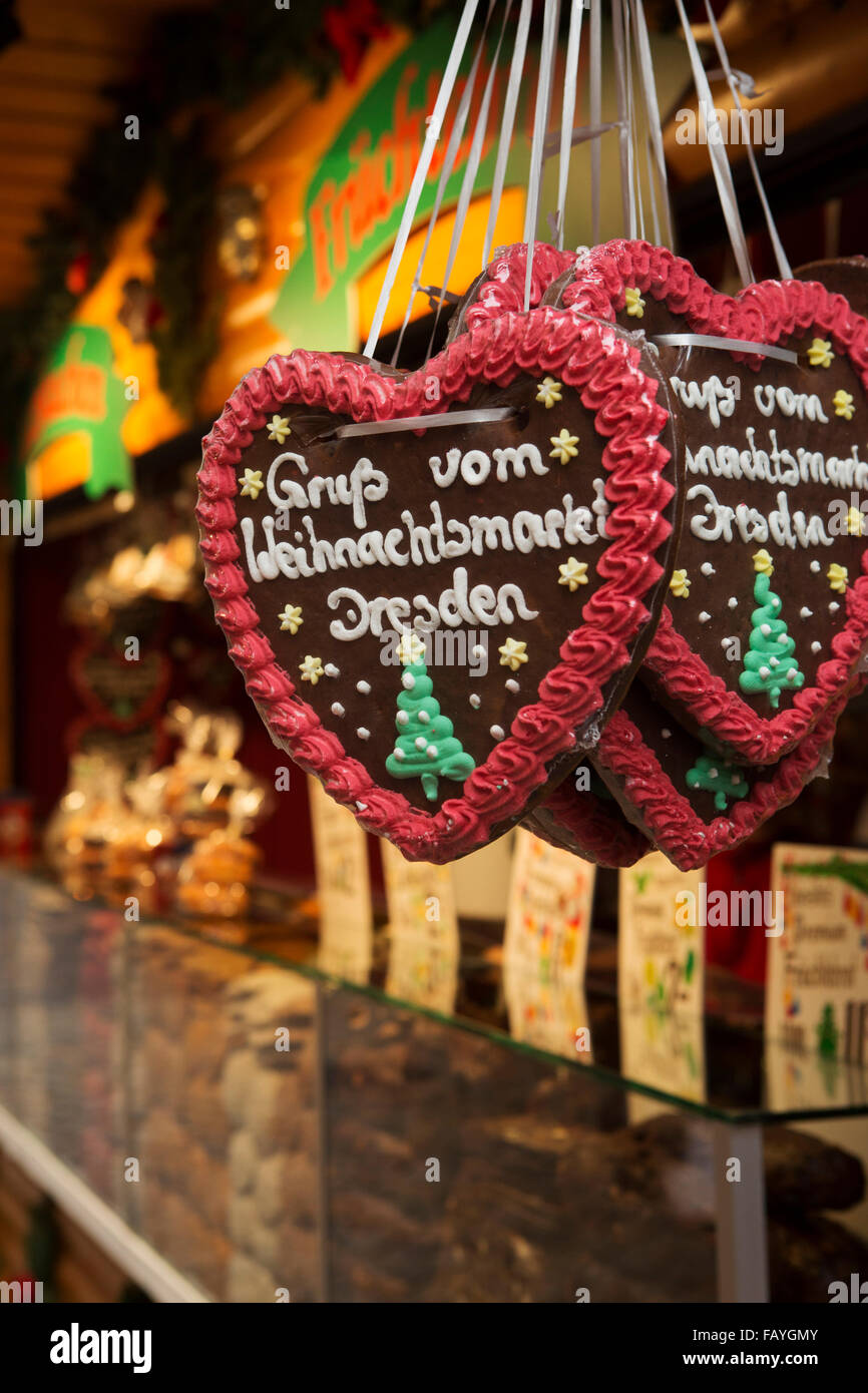 Gingerbread hearts dire "salutations du marché de Noël à Dresde' au Striezelmarkt (marché de Noël) à Dresde. Banque D'Images