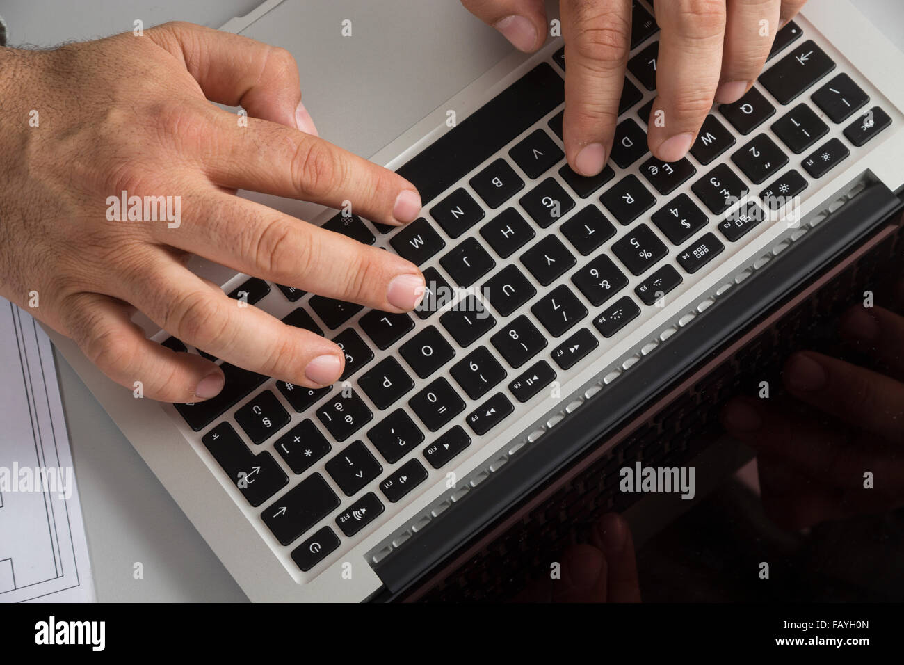 Les doigts de taper sur un clavier Banque D'Images