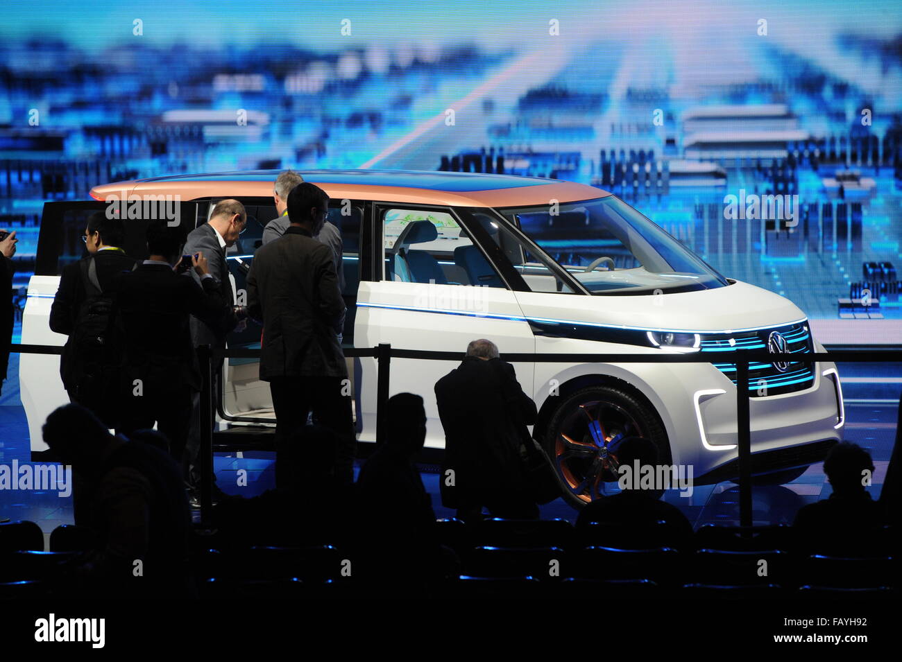 Las Vegas, USA. 5e Jan, 2016. Les visiteurs commerciaux voir le prototype du constructeur automobile Volkswagen (VW) BUDD-e voiture durant une présentation à la foire de l'électronique grand public CES de Las Vegas, USA, 5 janvier 2016. Avec la conception de la BUDD-e, VW vise à se reconnecter à la conception traditionnelle de son petit bus et cars. Photo : Andrej Sokolow/dpa/Alamy Live News Banque D'Images