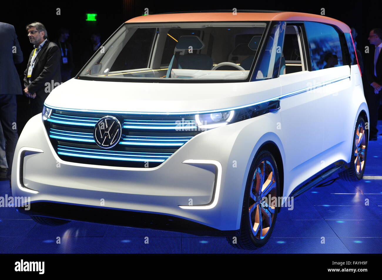 Las Vegas, USA. 5e Jan, 2016. Volkswagen (VW) BUDD-e prototype de voiture est présenté à la foire de l'électronique grand public CES de Las Vegas, USA, 5 janvier 2016. Avec la conception de l'e-BUDD, carmaker VW vise à se reconnecter à la conception traditionnelle de son petit bus et cars. Photo : Andrej Sokolow/dpa/Alamy Live News Banque D'Images