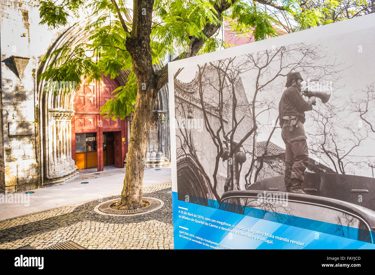 Affiche montrant une photographie historique du capitaine Fernando salgueiro maia au cours de la révolution des œillets Banque D'Images