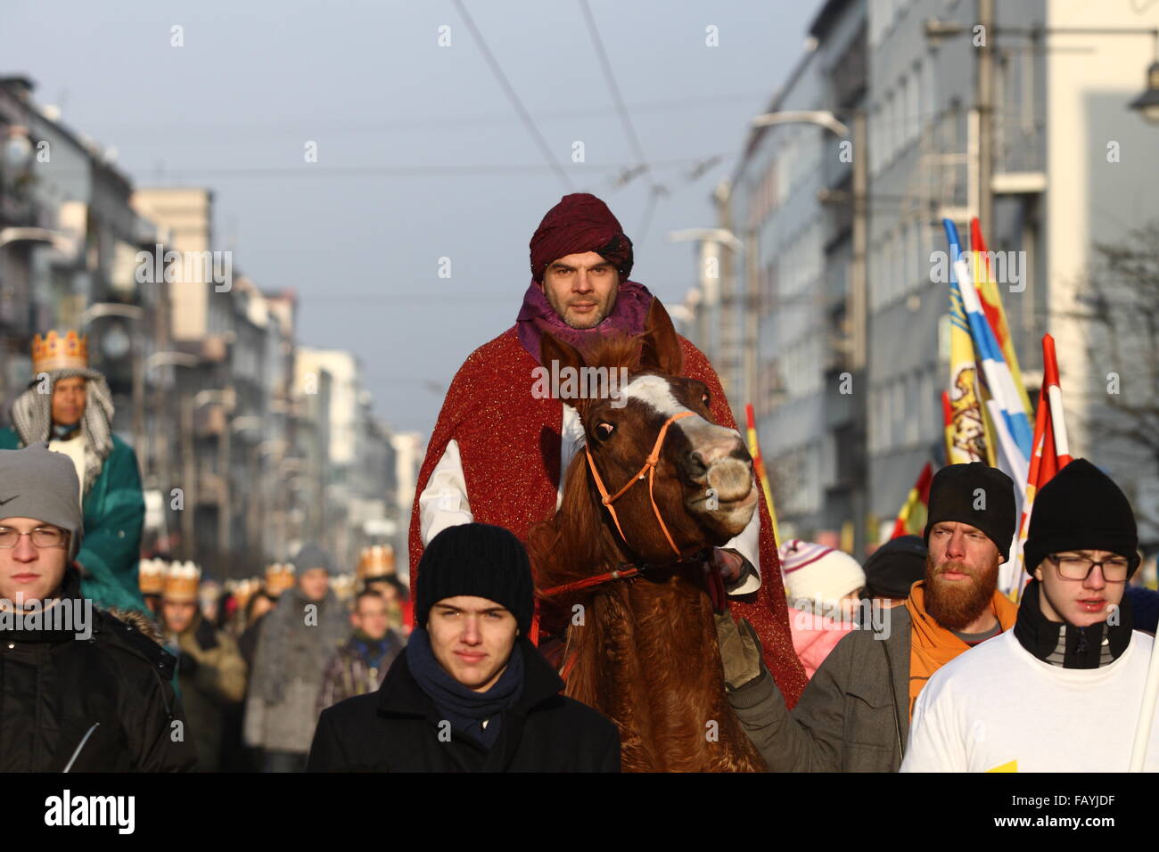 Gdynia, Pologne 6e, janvier 2016 trois rois avec processions Caspar, Melchior et Balthazar avec anges et démons, Hérode fait son chemin vers le bas la Swietojanska street. Une filiale de catholiques, 3 Rois honore Kaspar, Melchior et Balthazar, les trois hommes sages qui ont visité Jésus à sa naissance Crédit : Michal Fludra/Alamy Live News Banque D'Images