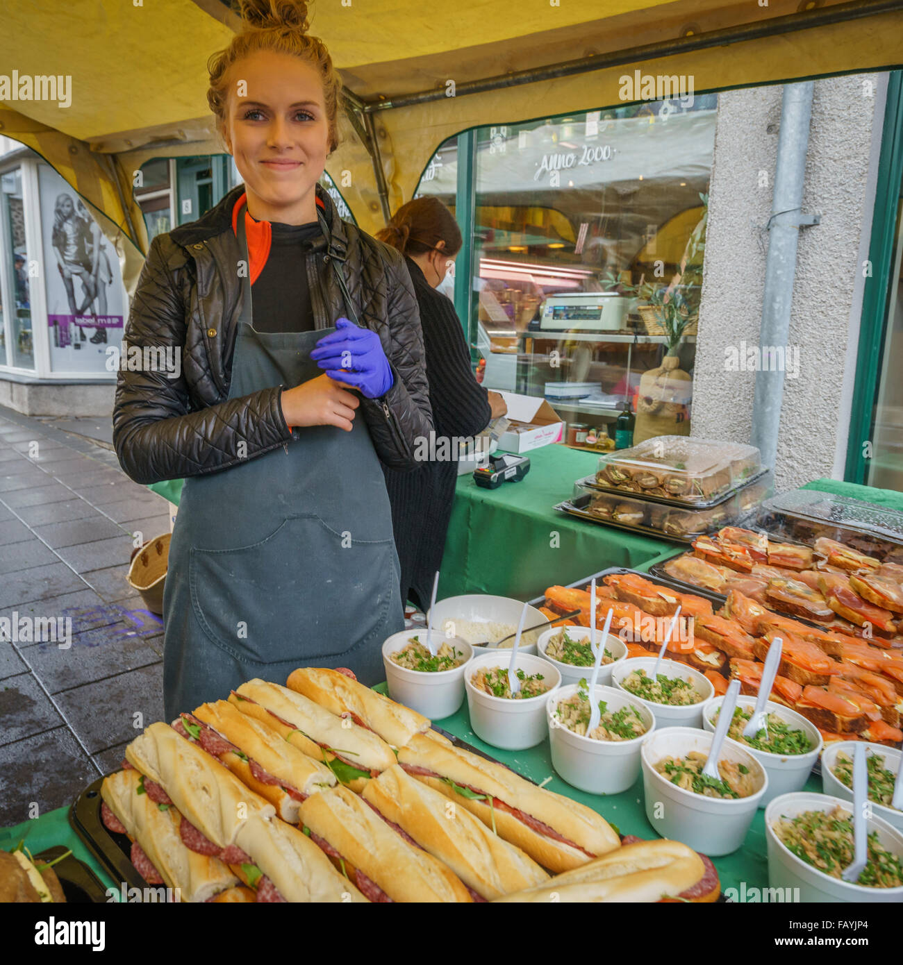 Femme vendant des sandwichs Summer Festival, Reykjavik, Islande Banque D'Images